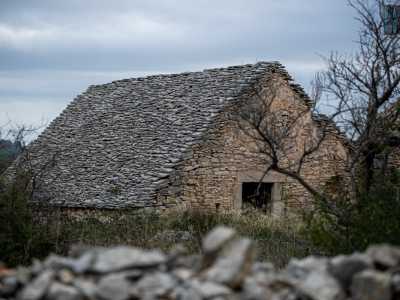Le pareti in pietra sono state realizzate senza malta, proprio come quelle dei trulli: in questo caso per� la pianta � rettangolare e non circolare